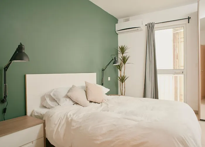Kensington By Shmoo - 1 Minute To The Sea